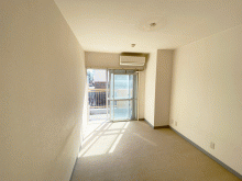 天井を高くして風通しと採光UP！自転車も置けて収納もたっぷり！ 　目黒区A様邸